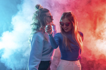 Gęsty ciężki dym na parkiecie podświetlony na fioletowo i niebiesko listwami LED Bar.